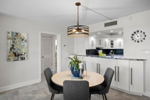Condominio en venta en Redington Shores, Florida, 1 dormitorio, 98.48 m2 № 1759902 - foto 25