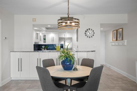 Condominio en venta en Redington Shores, Florida, 1 dormitorio, 98.48 m2 № 1759902 - foto 27