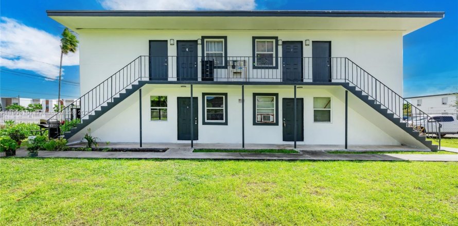 Commercial property in Miami, Florida 247.49 sq.m. № 2013103