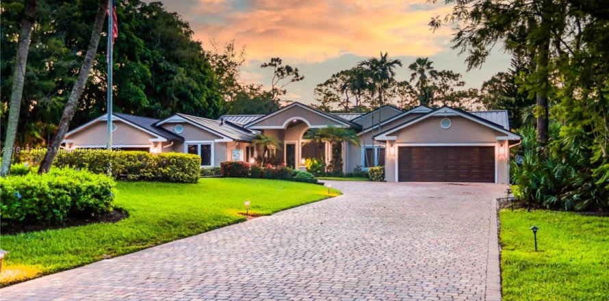 House in Parkland, Florida 5 bedrooms, 395.39 sq.m. № 1779360