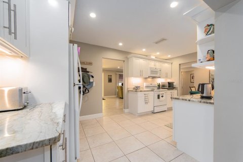House in Seminole, Florida 2 bedrooms, 153.2 sq.m. № 2151796 - photo 11