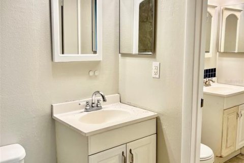 Condo in Orlando, Florida, 2 bedrooms  № 2239399 - photo 14