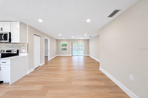 House in Orlando, Florida 4 bedrooms, 109.25 sq.m. № 2397011 - photo 5