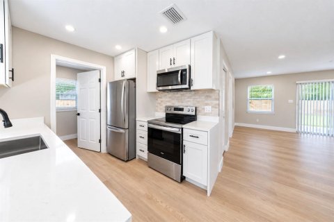 House in Orlando, Florida 4 bedrooms, 109.25 sq.m. № 2397011 - photo 8