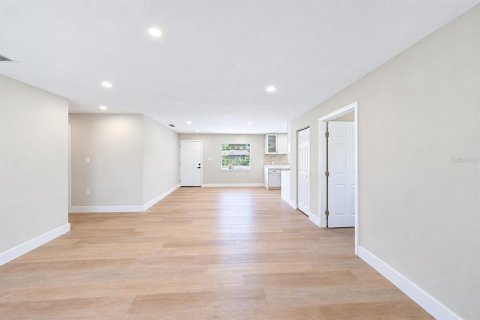 House in Orlando, Florida 4 bedrooms, 109.25 sq.m. № 2397011 - photo 4