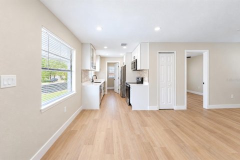 House in Orlando, Florida 4 bedrooms, 109.25 sq.m. № 2397011 - photo 6
