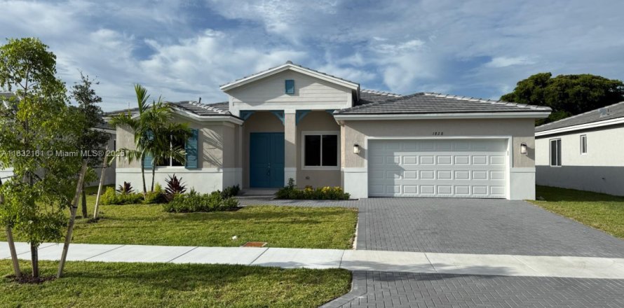 House in Homestead, Florida 4 bedrooms, 211.82 sq.m. № 1821943