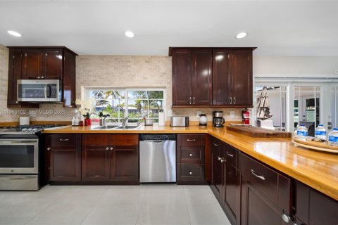 House in Pompano Beach, Florida 4 bedrooms, 197.14 sq.m. № 2023450 - photo 13