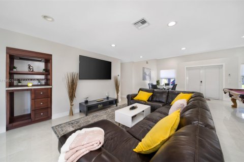 House in Pompano Beach, Florida 4 bedrooms, 197.14 sq.m. № 2023450 - photo 6