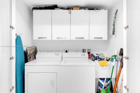 Condominio en venta en Sunny Isles Beach, Florida, 3 dormitorios, 198.53 m2 № 2034353 - foto 13