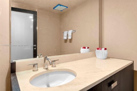 Condominio en venta en Sunny Isles Beach, Florida, 3 dormitorios, 198.53 m2 № 2034353 - foto 19