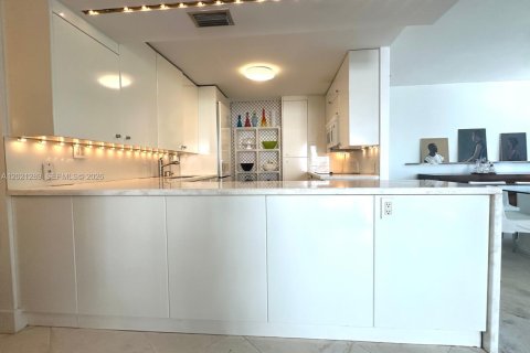 Condo in Key Biscayne, Florida, 2 bedrooms  № 2086895 - photo 15