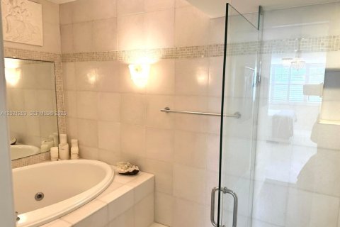 Condo in Key Biscayne, Florida, 2 bedrooms  № 2086895 - photo 26