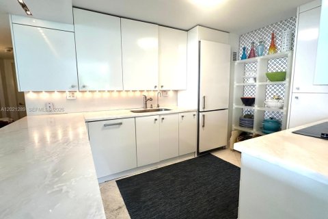 Condo in Key Biscayne, Florida, 2 bedrooms  № 2086895 - photo 16