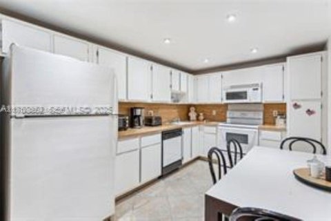 Copropriété à vendre à Pompano Beach, Floride: 3 chambres, 159.42 m2 № 2146463 - photo 17