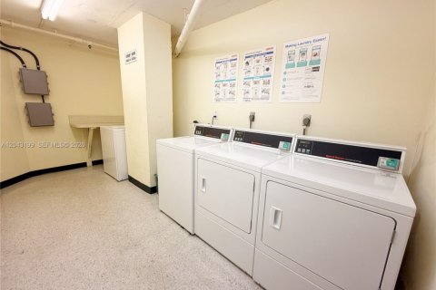 Снять в аренду кондоминиум в Майами-Бич, Флорида 2 спальни, 111.2м2, № 2145894 - фото 25
