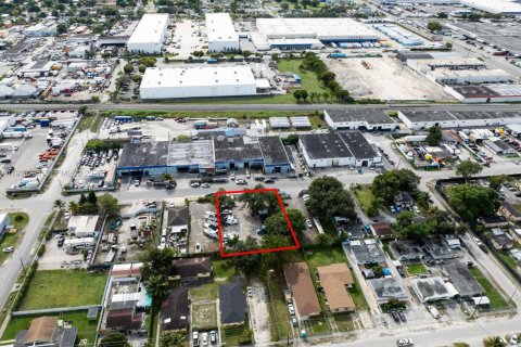 Propiedad comercial en venta en Miami, Florida № 1989235 - foto 12