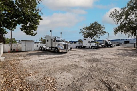 Propiedad comercial en venta en Miami, Florida № 1989235 - foto 4