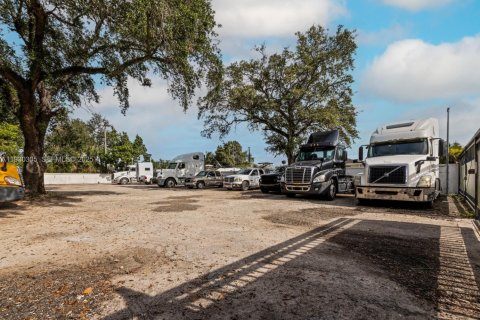 Propiedad comercial en venta en Miami, Florida № 1989235 - foto 2