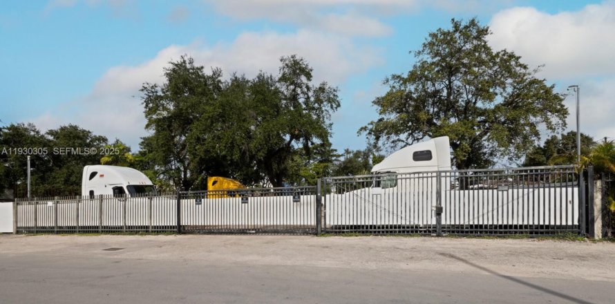 Propiedad comercial en Miami, Florida № 1989235