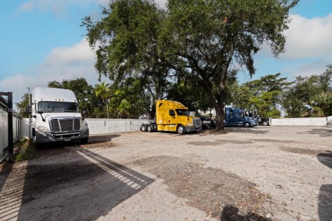 Propiedad comercial en venta en Miami, Florida № 1989235 - foto 3