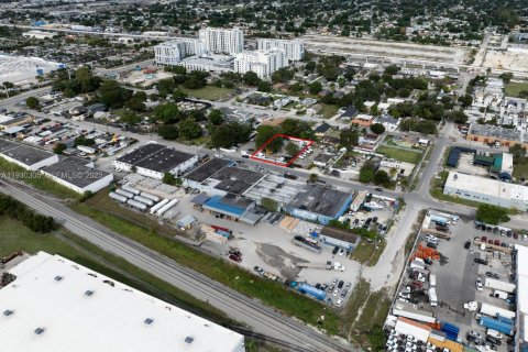 Propiedad comercial en venta en Miami, Florida № 1989235 - foto 10