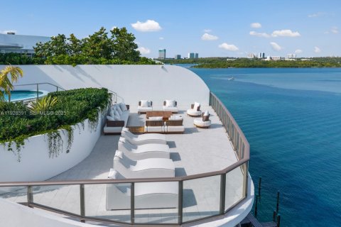 Купить кондоминиум в Бей-Харбор-Айлендс, Флорида 5 спален, 471.29м2, № 1987736 - фото 1