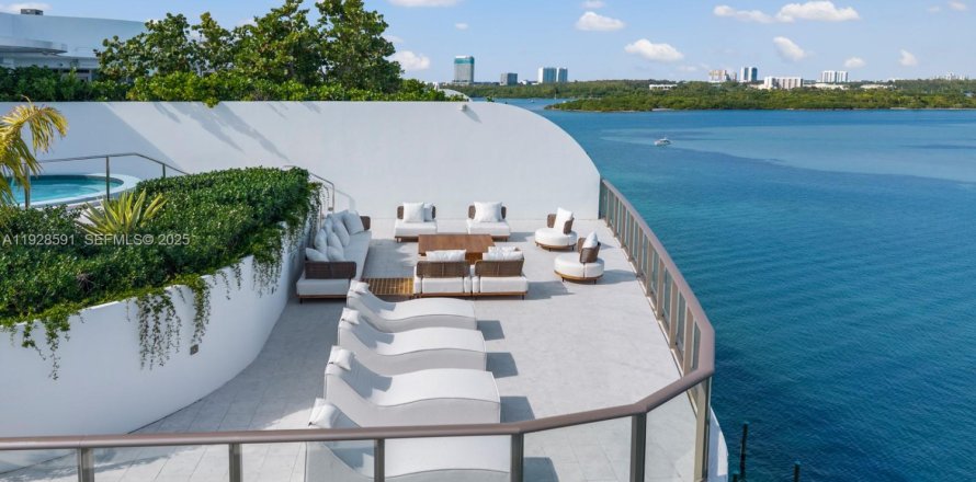 Кондоминиум с 5 спальнями в Бей-Харбор-Айлендс, Флорида № 1987736