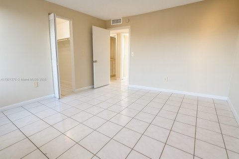 Condo in Lauderhill, Florida, 2 bedrooms  № 1974154 - photo 12