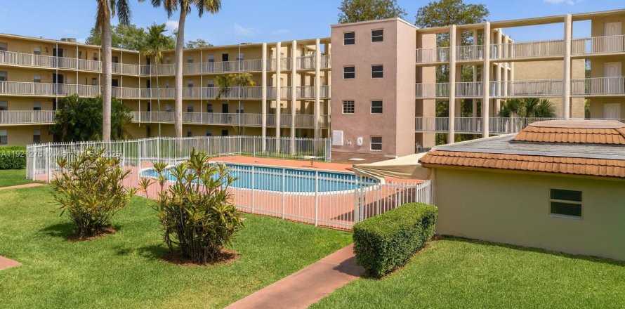 Condo in Lauderhill, Florida, 2 bedrooms  № 1974154