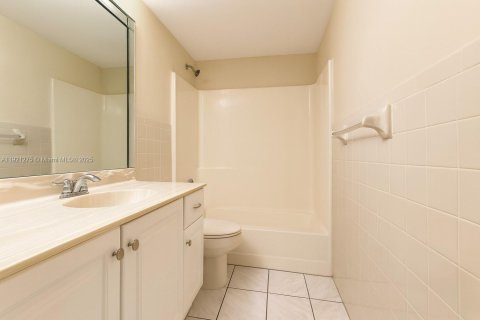 Condo in Lauderhill, Florida, 2 bedrooms  № 1974154 - photo 9