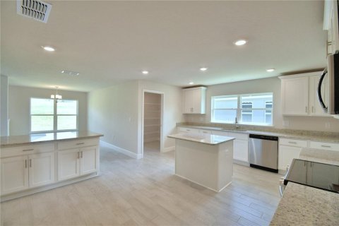 House in Auburndale, Florida 4 bedrooms, 278.71 sq.m. № 2111451 - photo 24
