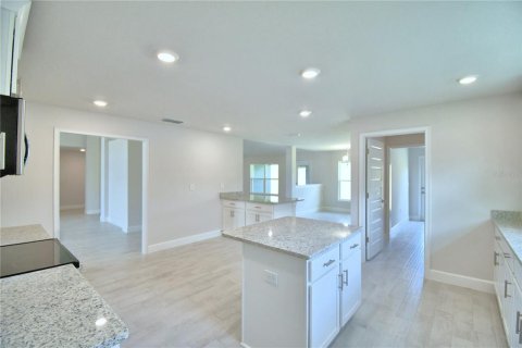 House in Auburndale, Florida 4 bedrooms, 278.71 sq.m. № 2111451 - photo 23
