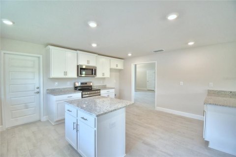 House in Auburndale, Florida 4 bedrooms, 278.71 sq.m. № 2111451 - photo 22