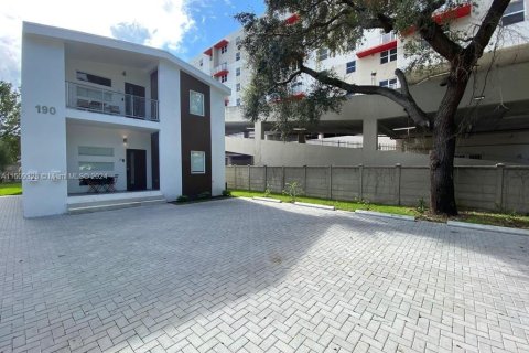 Immobilier commercial à vendre à Miami, Floride: 211.82 m2 № 2088741 - photo 2