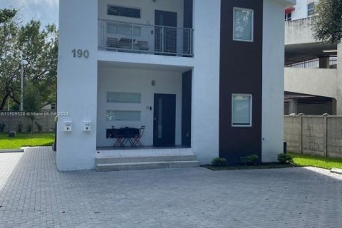 Immobilier commercial à vendre à Miami, Floride: 211.82 m2 № 2088741 - photo 3