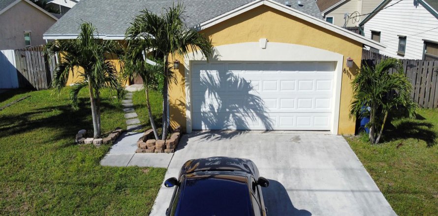 House in Jupiter, Florida 3 bedrooms, 151.06 sq.m. № 1035919