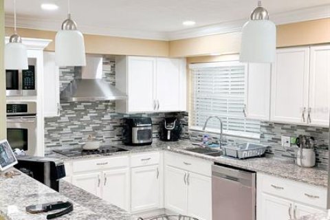 House in Tampa, Florida 6 bedrooms, 218.13 sq.m. № 2203288 - photo 9