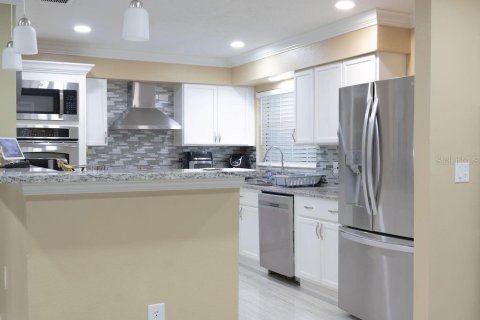 House in Tampa, Florida 6 bedrooms, 218.13 sq.m. № 2203288 - photo 7