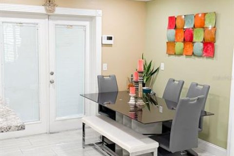 House in Tampa, Florida 6 bedrooms, 218.13 sq.m. № 2203288 - photo 12