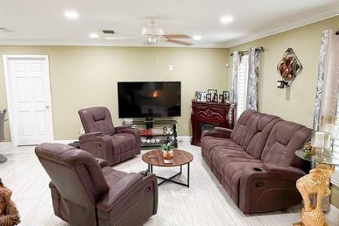 House in Tampa, Florida 6 bedrooms, 218.13 sq.m. № 2203288 - photo 13