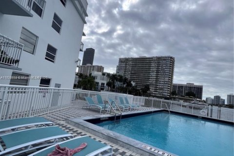 Condo in Hallandale Beach, Florida, 2 bedrooms  № 1814926 - photo 22