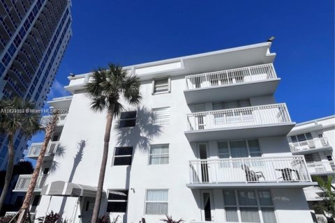 Condo in Hallandale Beach, Florida, 2 bedrooms  № 1814926 - photo 23