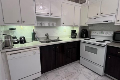 Condo in Hallandale Beach, Florida, 2 bedrooms  № 1814926 - photo 11