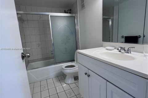 Condo in Hallandale Beach, Florida, 2 bedrooms  № 1814926 - photo 21