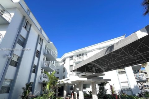 Condo in Hallandale Beach, Florida, 2 bedrooms  № 1814926 - photo 25