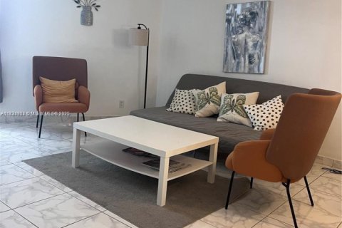 Condo in Hallandale Beach, Florida, 2 bedrooms  № 1814926 - photo 6