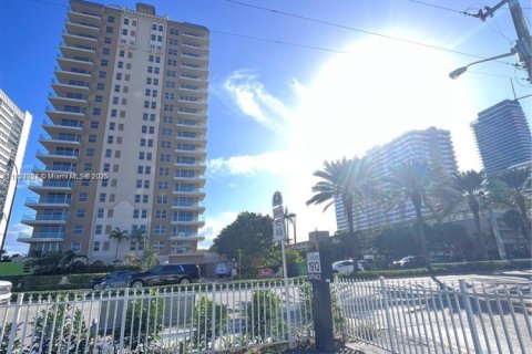 Condo in Hallandale Beach, Florida, 2 bedrooms  № 1814926 - photo 18