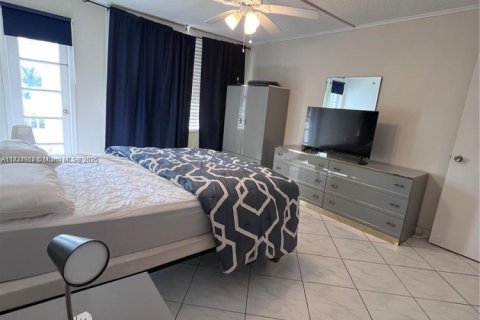 Condo in Hallandale Beach, Florida, 2 bedrooms  № 1814926 - photo 15
