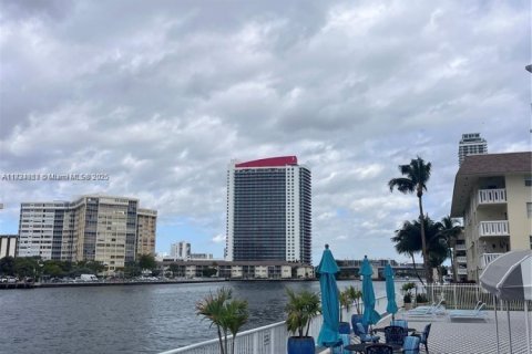 Condo in Hallandale Beach, Florida, 2 bedrooms  № 1814926 - photo 2